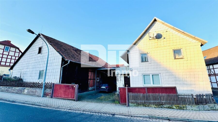 Bieterverfahren -Sanierungsbedürftiges Einfamilienhaus + große Scheune - Frontansicht